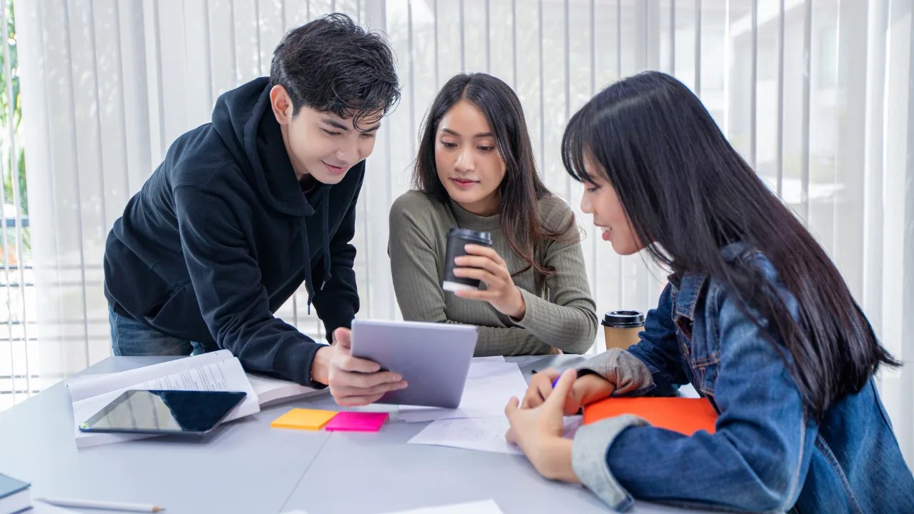 Biaya Kursus Persiapan TOEFL di Kampus vs Lembaga Kursus Swasta