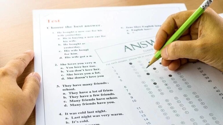 Membandingkan Sertifikat TOEFL dengan IELTS: Mana yang Lebih Baik untuk Anda?