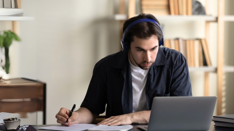 Perbedaan Listening TOEFL ITP dan iBT: Tips Latihan yang Tepat