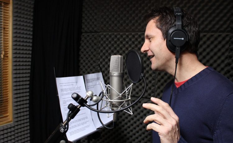 Promosi Jasa Voice Over Lewat Sosmed: Menggandeng RajaKomen.com untuk Memperluas Jangkauan