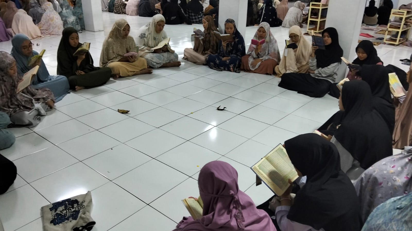 Menghidupkan Malam Ramadan dengan Tadarus Al-Qur'an: Tradisi yang Penuh Berkah