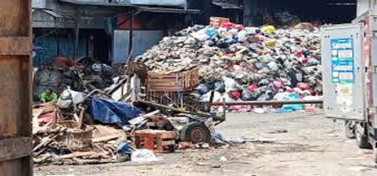 DLH Bandung Barat Mengerahkan Armada untuk Atasi Penumpukan Sampah di Pasar Panorama Lembang
