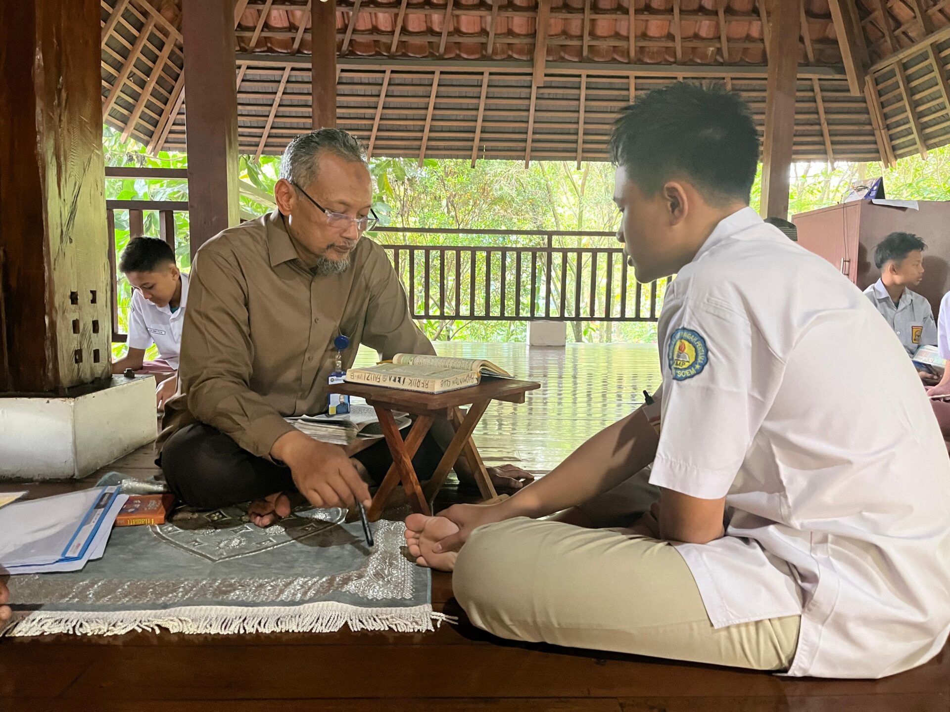 Tadarus Al-Qur'an di Masjid dan Pesantren: Tradisi Ramadan yang Menyejukkan Hati