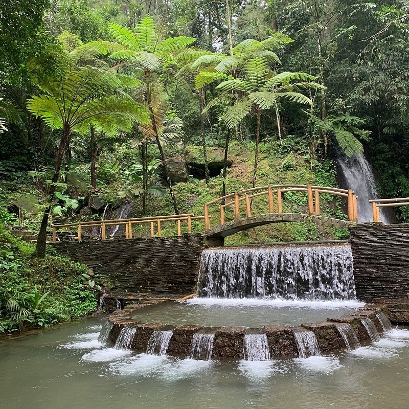 Mandi dan Berendam di Curug Cipeuteuy Majalengka, Bikin Badan Segar dan Sehat